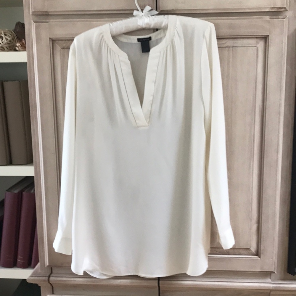 Ann Taylor blouse ivory v neck tunic